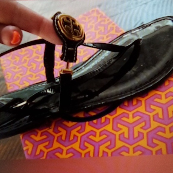 Tory Burch Ali Black Patent leather Thong Sandals - Picture 2 of 10